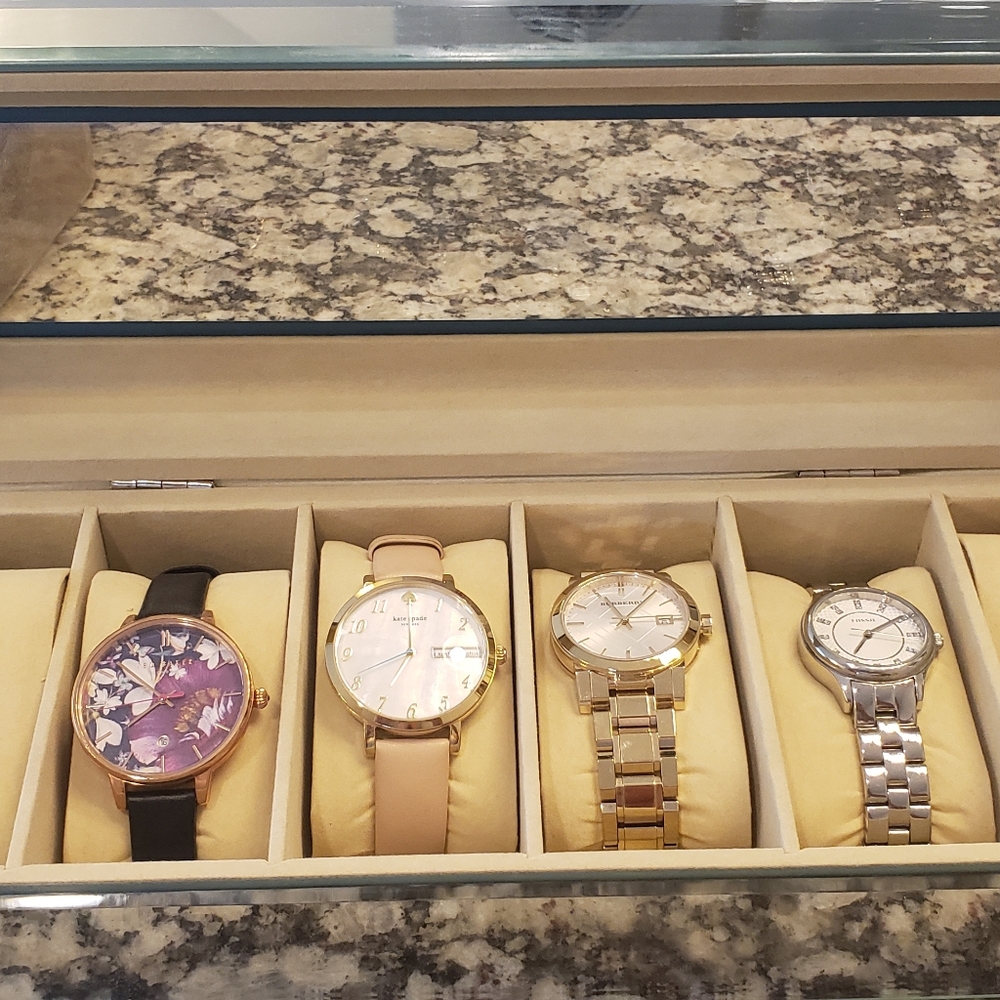 Set of 5 watches and case